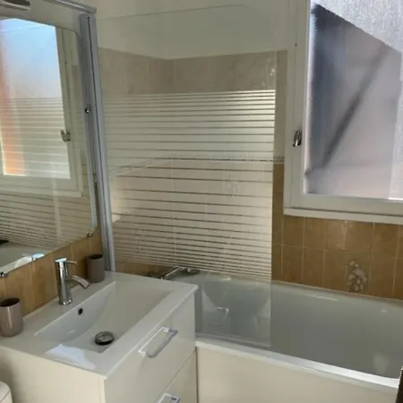 Rénové Avec Clim, Parking, Piscine—proche Commerces, Et Port Au Cap D'agde - Fr-1-749-6 Agde