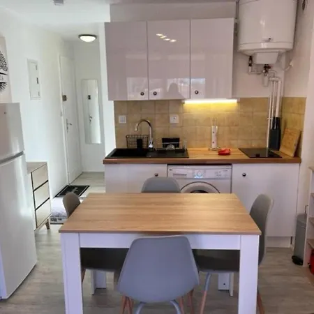 Apartamento Rénové Avec Clim, Parking, Piscine—proche Commerces, Et Port Au Cap D'agde - Fr-1-749-6