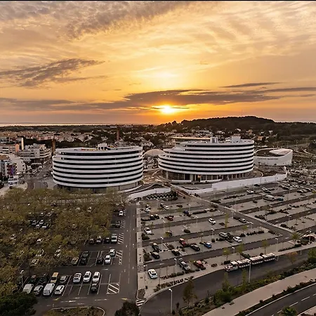 Rénové Avec Clim, Parking, Piscine—proche Commerces, Et Port Au Cap D'agde - Fr-1-749-6 * Agde